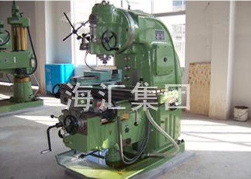 Table-type milling machine