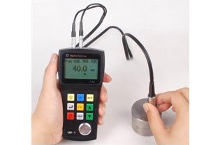 Portable magnetic particle flaw detector